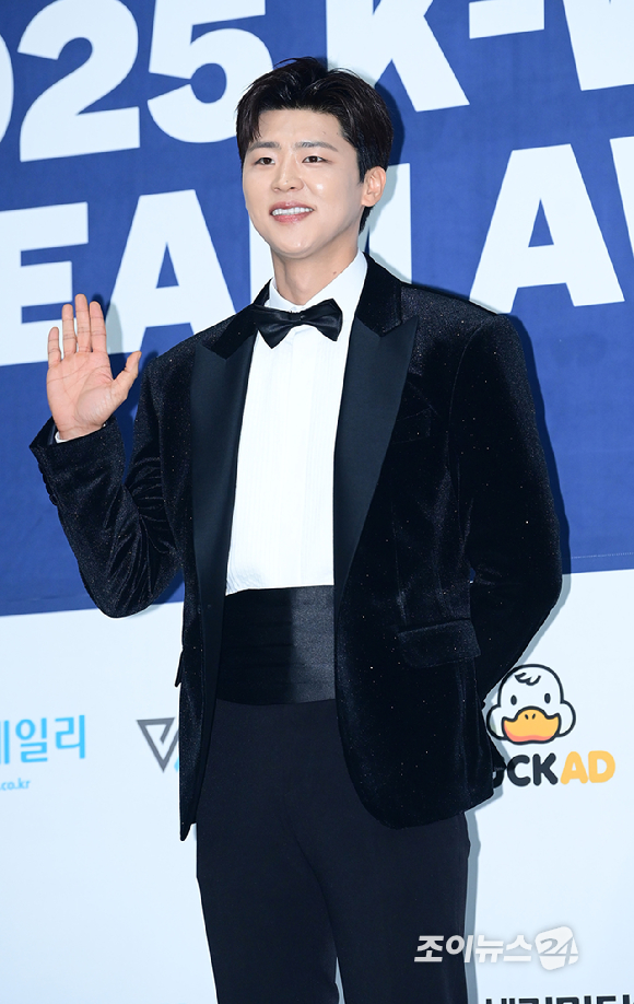 가수 박지현이 21일 오후 서울 잠실실내체육관에서 열린 '2025 케이 월드 드림 어워즈'(2025 K WORLD DREAM AWARDS)에 블루카펫 행사에 참석하고 있다. [사진=정소희 기자]