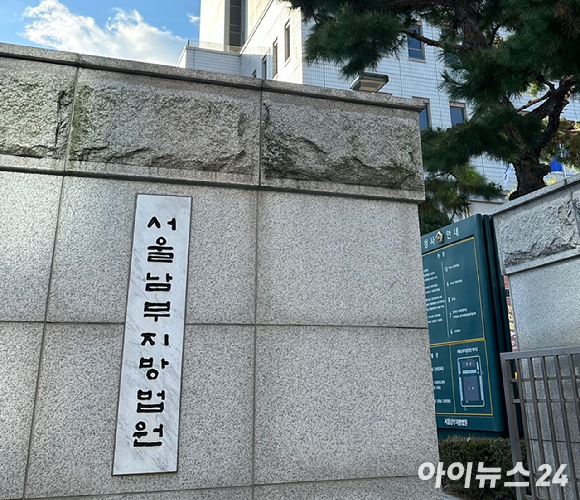 지난 5월 31일 오전 8시 43분쯤 60대 남성 원 모 씨가 지하철 5호선 여의나루역과 마포역 간 터널 구간을 달리는 열차에 불을 지르고 있다. [사진=서울남부지검 제공]