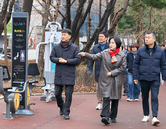 이수희 강동구청장이 3일 강동초등학교를 방문해 등교 시간대 통학로 안전 상태를 점검하고 있는 모습. [사진=강동구]