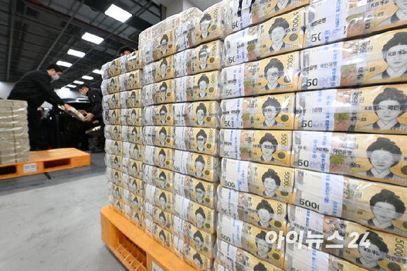 설날을 보름 앞둔 14일 서울 중구 한국은행 본점에서 한국은행 관계자들이 시중은행에 공급될 설 자금 방출 작업을 하고 있다. [사진=사진공동취재단]