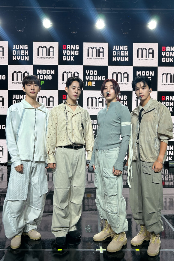 방용국&정대현&유영재&문종업이 8일 서울 강남구 일지아트홀에서 열린 첫 EP 'CURTAIN CALL'(커튼 콜) 발매 기념 쇼케이스에서 포즈를 취하고 있다. [사진=MA엔터테인먼트]