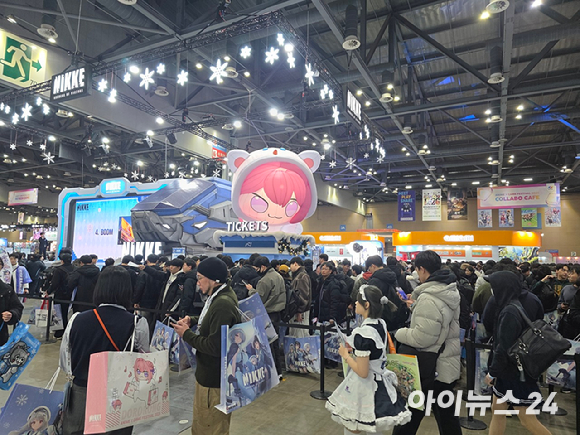 5일 일산 킨텍스에서 AGF(애니메이션·게임 페스티벌) 2025가 개막한 가운데 관람객들이 행사 시작 전 입장을 기다리고 있다. [사진=박정민 기자]