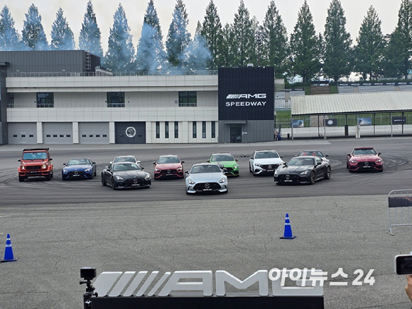 지난 29일 경기도 용인 AMG 스피드웨이에서 '더 뉴 메르세데스 AMG GT 55 4MATIC+' 차량이 주행 퍼포먼스를 하고 있다. [영상=김종성 기자]