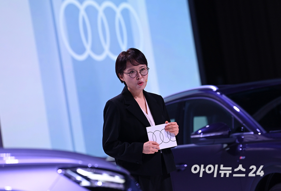 아우디 코리아가 6일 오전 서울 종로구 당주동 포시즌스호텔 서울에서 아우디 첫 순수 전기 컴팩트 SUV '더 뉴 아우디 Q4 e-트론'과 '더 뉴 아우디 Q4 스포트백 e-트론'을 공개한 가운데, 임현기 사장이 프레젠테이션을 하고 있다. [사진=김성진 기자]