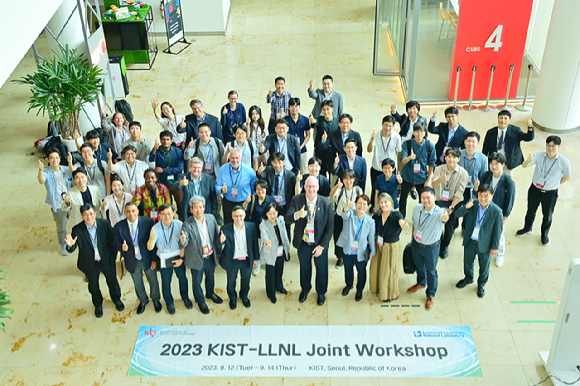 KIST-LLNL 공동워크숍에 참석한 연구자와 경영진들이 단체사진을 촬영하고 있다. [사진=KIST]