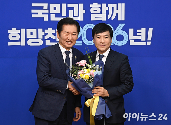 한일 정상회담을 위해 일본 나라현을 방문하는 이재명 대통령이 지난달 13일 성남 서울공항에서 공군 1호기로 이동하며 더불어민주당 정청래 대표와 대화하고 있다. [사진=연합뉴스]