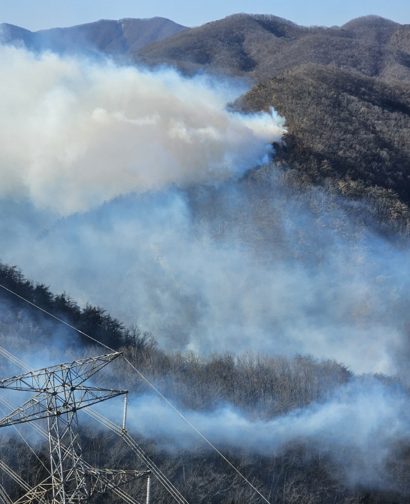 8일 경북 경주시 문무대왕면 입천리의 야산이 산불 연기로 덮여 있다. 2026.02.08 [사진=연합뉴스]