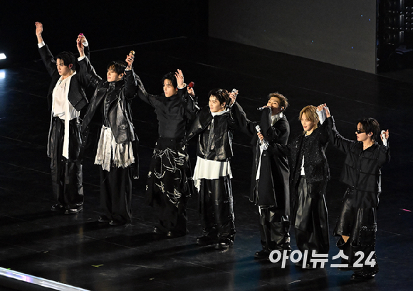 방탄소년단(BTS)이 21일 오후 서울 광화문 광장에서 정규 5집 '아리랑(ARIRANG)' 앨범 발매를 기념해 컴백 무대를 선보이고 있다. [사진=사진공동취재단]