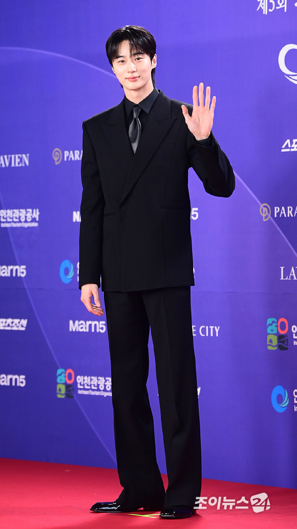 배우 변우석이&nbsp;31일 오후&nbsp;인천시 영종구 운서동 파라다이스시티에서 열린&nbsp;제5회 청룡시리즈어워즈&nbsp;레드카펫 행사에 참석하고 있다. [사진=정소희 기자]