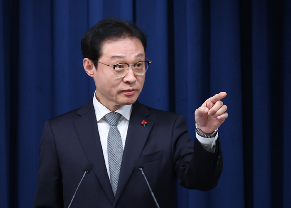 이규연 홍보소통수석이 7일 용산 대통령실 기자회견장에서 감사원장 후보자 관련 브리핑을 하고 있다. 2025.12.7 [사진=연합뉴스]