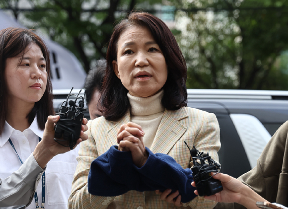 이진숙 전 방송통신위원장이 4일 오후 체포적부심사를 받기 위해 서울남부지법으로 들어서며 발언하고 있다. 2025.10.4 [사진=연합뉴스]
