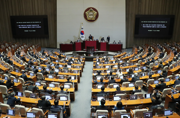 6일 오후 국회 본회의장에서 열린 본회의에서 용산 이태원 참사 국정조사 특별위원회 활동 연장 안건이 상정되고 있다. [사진=뉴시스]