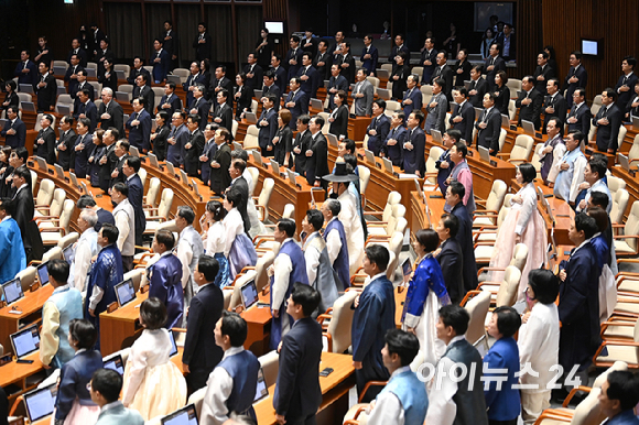 1일 오후 서울 여의도 국회에서 열린 제429회 국회(정기회) 개회식에서 국민의례를 하고 있다. 국민의힘 의원들의 검은 옷과 더불어민주당 의원 등의 한복이 대비되고 있다. [사진=곽영래 기자]