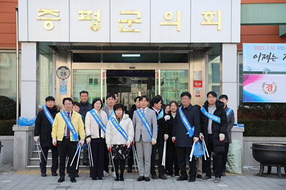 증평군의회는 30일 설 명절을 앞두고 증평읍 연탄사거리에서 문화회관, 국민체육센터 등의 구간을 돌며 도로변에 버려진 쓰레기 등을 수거하는 국토대청결 활동을 벌였다. [사진=증평군의회]