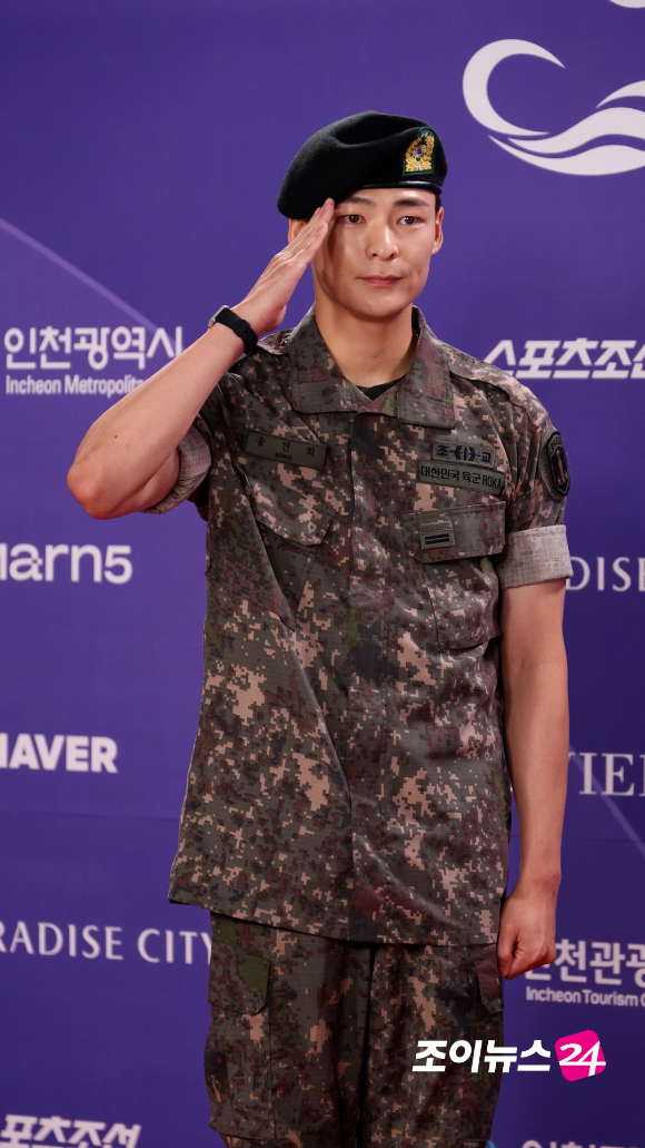 배우 송건희가 31일 오후 인천시 영종구 운서동 파라다이스시티에서 열린 제5회 청룡시리즈어워즈 레드카펫 행사에 참석하고 있다. [사진=문수지 기자]