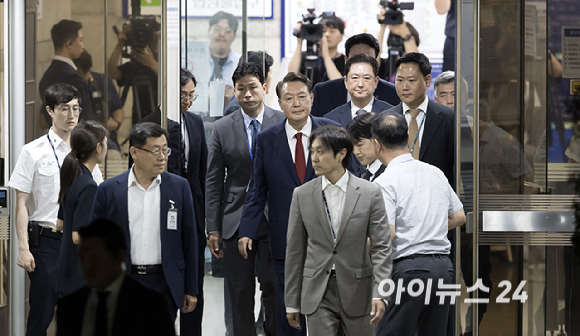 12.3 비상계엄 사태 관련 내란 혐의를 받는 윤석열 전 대통령이 9일 서울 서초구 서울중앙지방법원에서 구속 전 피의자 심문(영장실질심사)을 마치고 대기 장소인 서울구치소로 이동하고 있다. [사진=사진공동취재단]