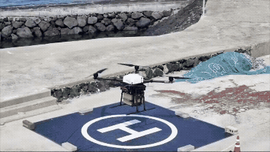 드론이 제주도 금능포구에서 비양도로 물품을 싣고 비행하고 있다. [사진=우주청]