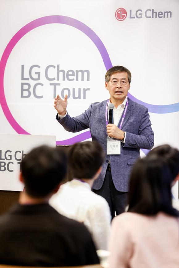 경기도 광주시 곤지암리조트에서 열린 'LG 사장단 워크샵'에서 구광모 (주)LG 대표가 최고경영진과 대화를 나누고 있다. [사진=LG그룹]