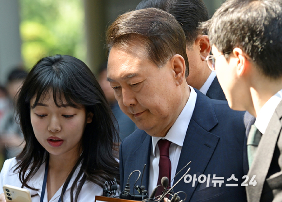 12·3 비상계엄 사태와 관련해 내란 우두머리 혐의 등으로 기소된 윤석열 전 대통령이 12일 서울 서초구 서울중앙지방법원으로 출석하고 있다. [사진=사진공동취재단]