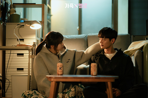 배우 손나은이 JTBC 토일드라마 '가족X멜로' 인터뷰에서 포즈를 취하고 있다. [사진=YG엔터테인먼트]