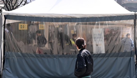 0시 기준 코로나19 신규 확진자가 40만 741명으로 집계된 16일 서울 중구 서울광장 임시선별검사소에서 시민들이 신속항원검사를 받기 위해 대기하고 있다. [사진=김성진 기자]