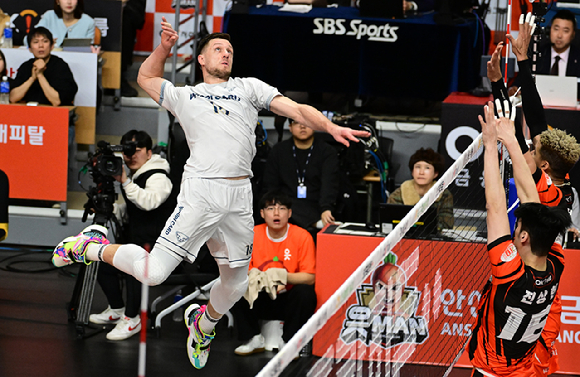 우리카드 마테이가 득점을 기록한 이후 기뻐하고 있다. [사진=한국배구연맹(KOVO)]