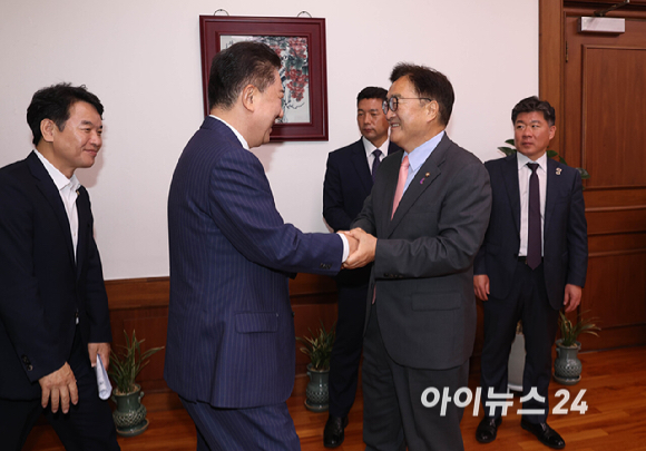 우원식 국회의장이 16일 오전 서울 여의도 국회의장실에서 김병기 더불어민주당 신임 원내대표를 접견, 발언하고 있다. [사진=곽영래 기자]