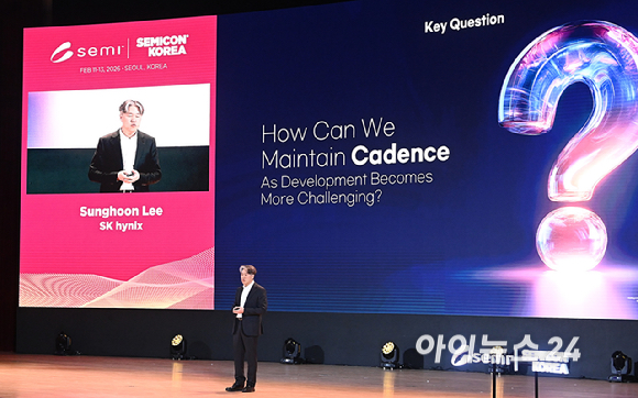 이승훈 SK하이닉스 부사장이 11일 서울 강남구 코엑스에서 열린 세미콘 코리아 2026에서 기조 연설을 하고 있다. [사진=곽영래 기자]