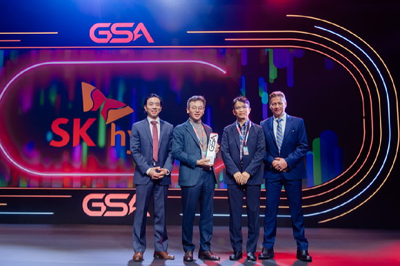 'GSA 어워즈(Awards) 2025'에 참석한 SK하이닉스 김주선 AI Infra 사장(왼쪽에서 2번째)과 류성수 부사장(왼쪽에서 3번째)이 시상식 관계자들과 기념촬영을 하고 있다. [사진=SK하이닉스]