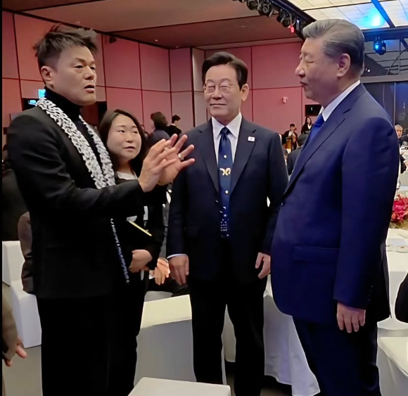 1일 한중 정상회담 이후 경북 경주 쏘노캄 호텔에서 진행된 국빈 만찬에서 이재명 대통령과 시진핑 중국 국가주석, 박진영 대중문화교류위원장이 대화하고 있다. [사진=박진영 대중문화교류위원장 인스타그램 캡처]