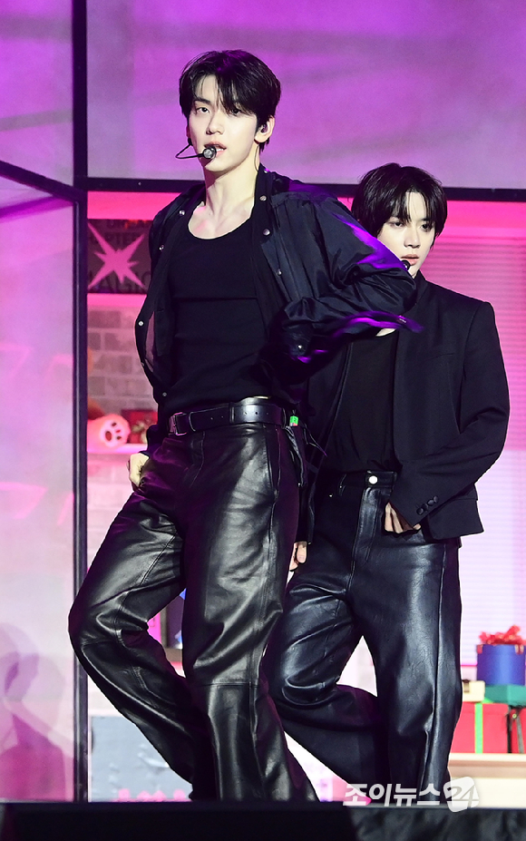 그룹 투모로우바이투게더 수빈이 13일 오후 서울시 성북구 안암동 고려대학교 화정체육관에서 열린 투모로우바이투게더(TOMORROW X TOGETHER, TXT) 미니 8집 '7TH YEAR: 가시덤불에 잠시 바람이 멈췄을 때' 발매 기념 쇼케이스에서 타이틀곡 '하루에 하루만 더' 무대를 선보이고 있다. [사진=정소희 기자]