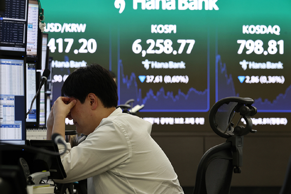 코스피가 전장보다 37.61포인트(0.60%) 내린 6,258.77에 장을 마친 7일 서울 하나은행 본점 딜링룸에서 딜러들이 업무를 보고 있다. 2026.8.7 [사진=연합뉴스 ]