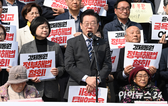 이재명 더불어민주당 대표가 7일 오후 서울 여의도 국회 본청 앞 계단에서 열린 '강제동원 정부해법 강행규탄 긴급 시국선언'에서 발언하고 있다. 이 대표의 왼쪽에 이정미 정의당 대표도 자리했다. [사진=김성진 기자]