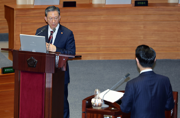 정성호 법무부 장관이 13일 국회에서 열린 교육&middot;사회&middot;문화 분야 대정부 질문에서 더불어민주당 김영호 의원의 질문에 답하고 있다. 2026.4.13 [사진=연합뉴스]