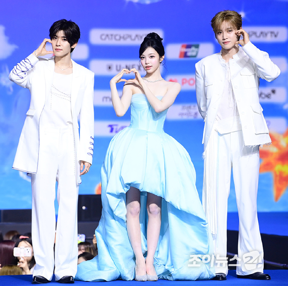 엔시티위시 시온-하츠투하츠 이안-라이즈 성찬이 9일 오후 경기도 일산 킨텍스에서 열린 2026 SBS 가요대전 Summer 블루카펫 행사에 MC로 참석하고 있다. [사진=정소희 기자]