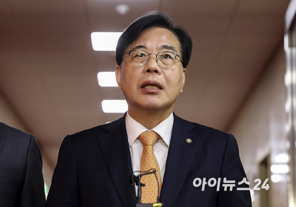 국민의힘 송언석 원내대표가 9일 오전 서울 여의도 국회 의장실 앞에서 국회의장 및 양당 원내대표 회동 전 입장발표 기자회견을 하고 있다. [사진=곽영래 기자]