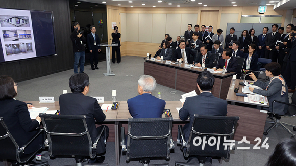 국회 윤석열 정권 정치검찰 조작기소 의혹 진상규명을 위한 국정조사 특별위원회가 9일 서울중앙지검에 대한 현장조사에 나선 가운데 서영교 위원장과 신동욱, 송석준 위원이 설전을 벌이고 있다. [사진=국회사진기자단]