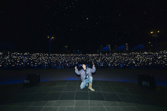 크러쉬가 21일 서울 반포대교 달빛무지개분수에서 야외 버스킹을 개최했다. [사진=피네이션]