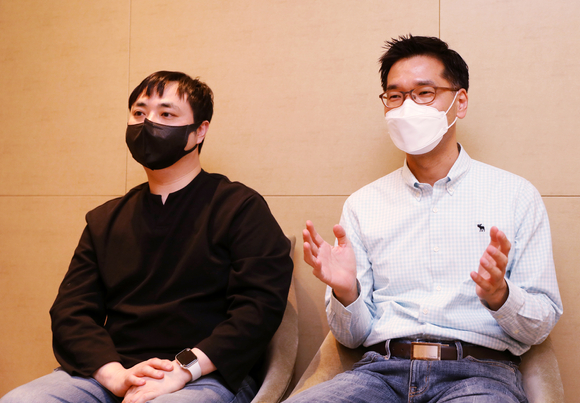 김용우 대표(좌)와 김진욱 대표(우)가 지난 2월 정식 출시한 메타버스 채팅 '오픈타운'에 대해 설명하고 있다. [사진=마인드로직]