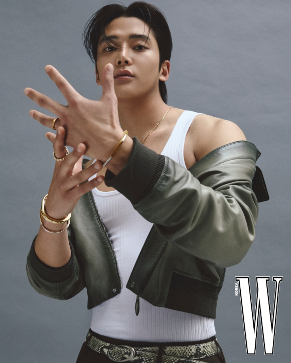 배우 로운이 화보 촬영에서 포즈를 취하고 있다. [사진=더블유 코리아]