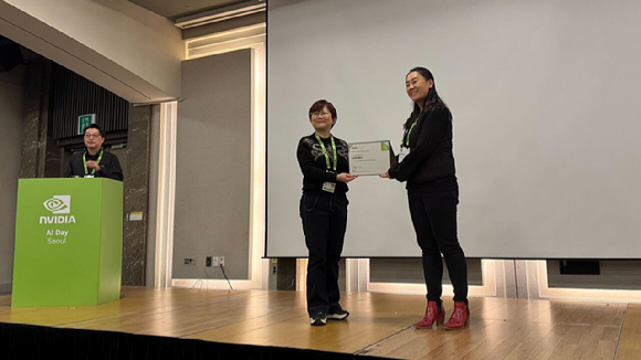 (오른쪽)엄윤설 에이로봇 대표가 17일 엔비디아 AI 데이 서울 행사에서 인셉션 인증을 받고 있다. [사진=에이로봇]