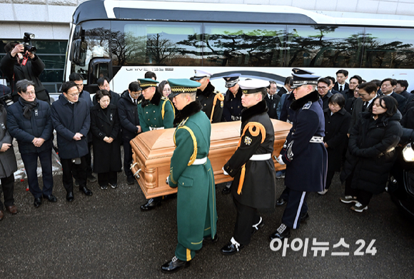 베트남 출장 중 별세한 고(故) 이해찬 전 총리의 운구 차량이 27일 서울 종로구 서울대병원 장례식장에 도착해 운구되고 있다. [사진=곽영래 기자]