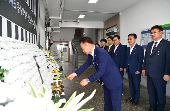 청주 오송 궁평2 지하차도 참사 1주기를 맞은 15일 청주시의회 김현기 의장과 이영신 부의장, 상임위원장단은 시청 임시청사에 있는 시민분향소에서 헌화하고 희생자의 넋을 기렸다. [사진=청주시의회]