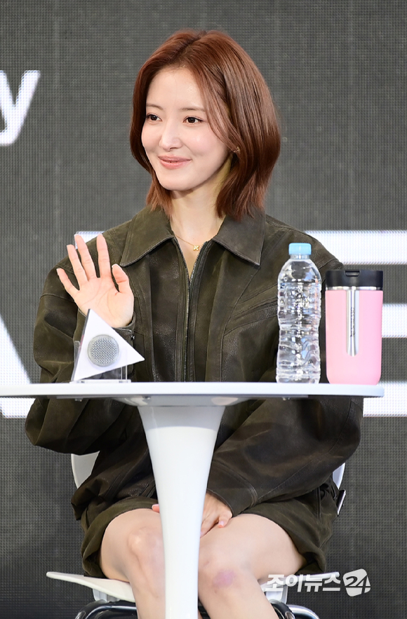 배우 이세영이 8일 부산 해운대구 영화의전당에서 열린 제31회 부산국제영화제 '여전히 찬란하게' 야외 무대인사를 갖고 있다. [사진=정소희 기자]