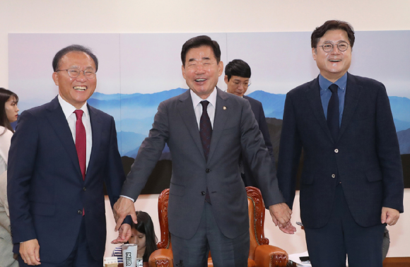 윤재옥 국민의힘 원내대표와 홍익표 더불어민주당 원내대표가 27일 오전 서울 여의도 국회에서 김진표 국회의장과 기념촬영을 하고 있다. (공동취재사진) [사진=뉴시스]