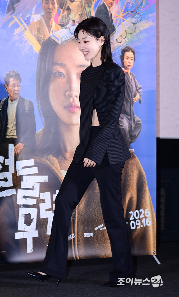 [포토] '철들 무렵' 하윤경, 깜짝 복근 노출 패션