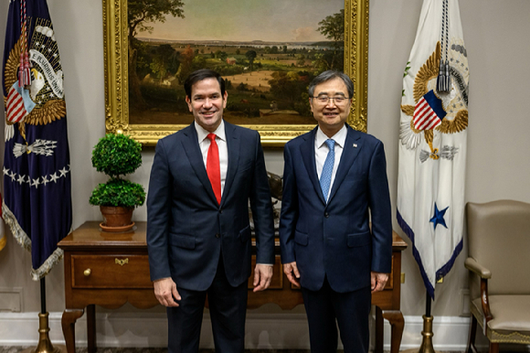 조현 외교부 장관이 이재명 대통령과 도널드 트럼프 미국 대통령의 한미 정상회담을 사흘 앞둔 22일(현지시간) 미국 워싱턴에서 마르코 루비오 미국 국무장관 겸 국가안보보좌관과 만나 기념촬영을 하고 있다. [사진=연합뉴스]