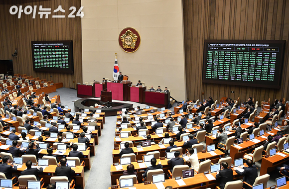 지난 12일 서울 여의도 국회에서 열린 본회의에서 한미 전략적 투자 관리를 위한 특별법(대미투자특별법)이 통과되고 있다. [사진=곽영래 기자]