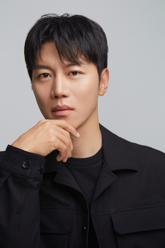 배우 음문석이 영화 '호프' 인터뷰에 앞서 포즈를 취하고 있다. [사진=고스트스튜디오]