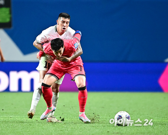 손흥민이 5일 오후 서울월드컵경기장에서 열린 대한민국과 팔레스타인과 2026 FIFA 북중미 월드컵 아시아 지역 3차 예선 1차전에서 드리블을 하고 있다. [사진=곽영래 기자]